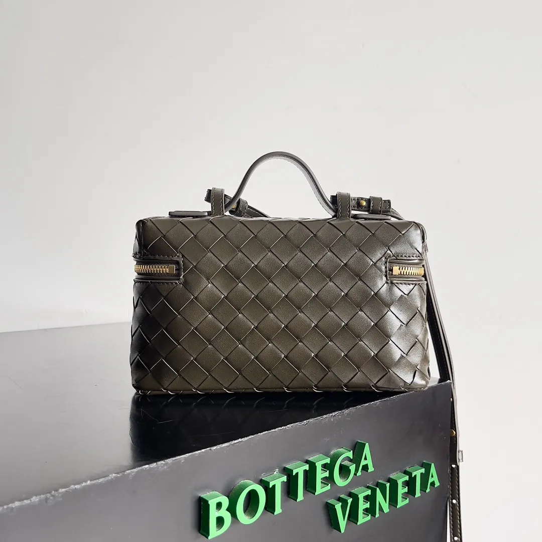 Batch 1360 Bottega Veneta 24 spring and summer woven zipper crossbody bag. A crossbody bag that can be used as a cosmetic bag. The exquisite weaving and compact body are an indispensable accessory for the upcoming summer. The double zipper also better protects the bag. It has a large capacity. If you like it, don’t miss it. Style number: 789109 Size: 22*12.5*5cm